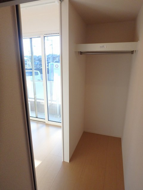 反転した間取りの室内写真です