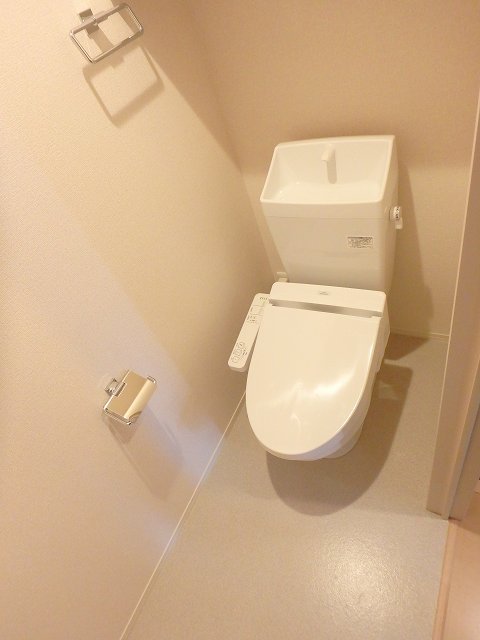 反転した間取りの室内写真です