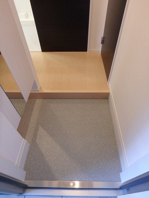 反転した間取りの室内写真です