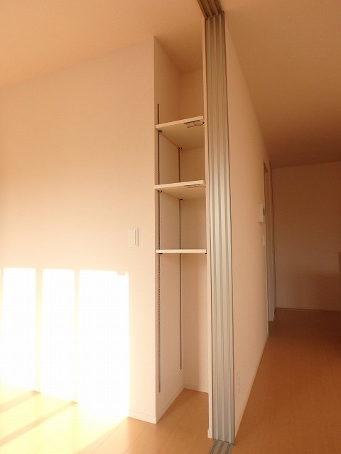 反転した間取りの室内写真です