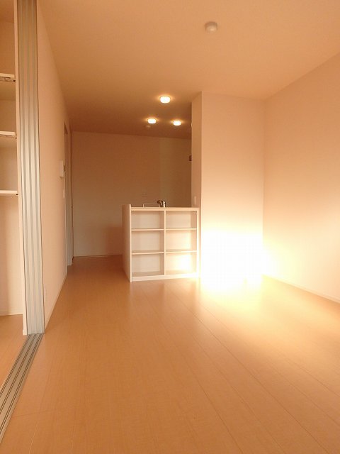 反転した間取りの室内写真です