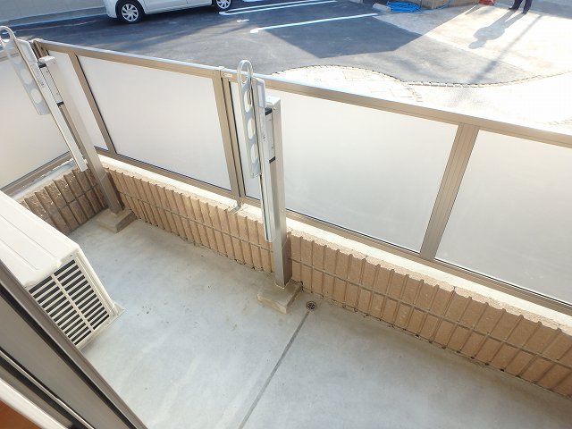 反転した間取りの室内写真です