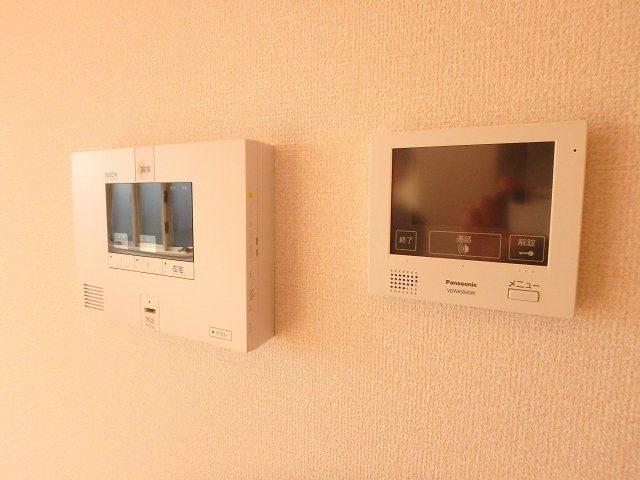 反転した間取りの室内写真です