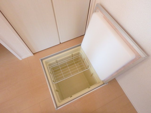 反転した間取りの室内写真です