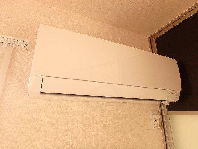 反転した間取りの室内写真です