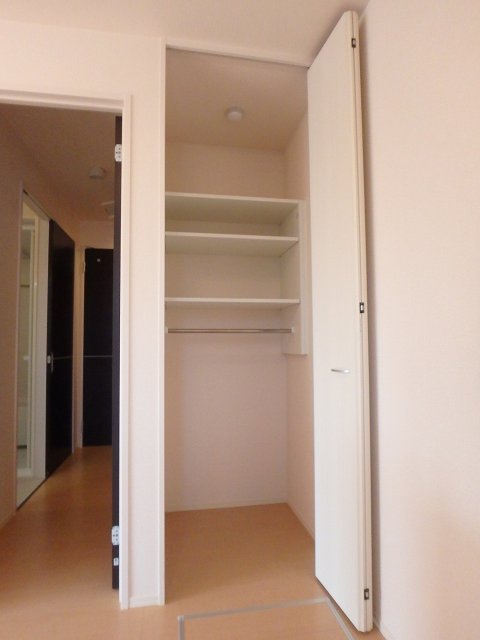 反転した間取りの室内写真です