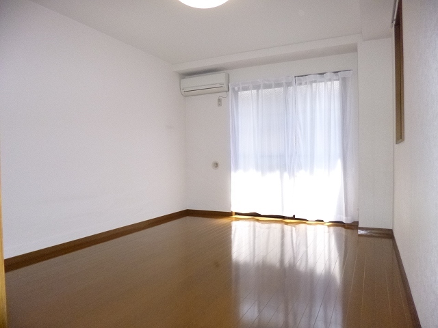 異なるフロアの室内写真です
