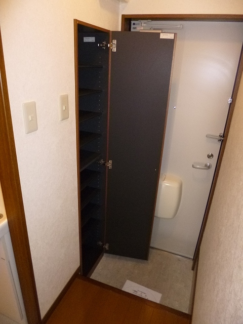 異なるフロアの室内写真です