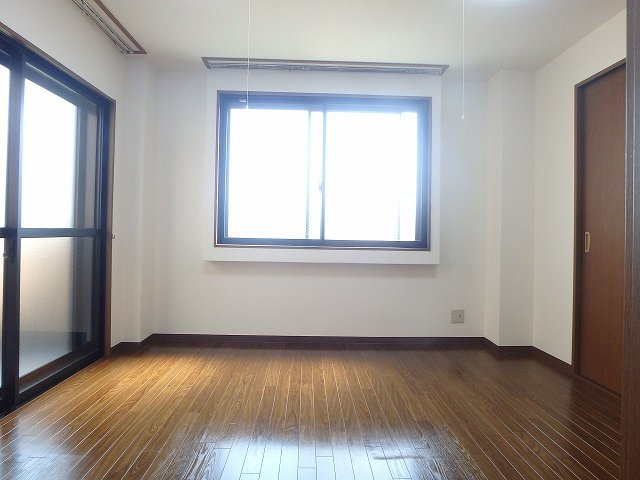 反転した間取りの室内写真です