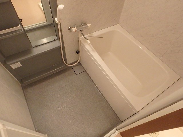 反転した間取りの室内写真です