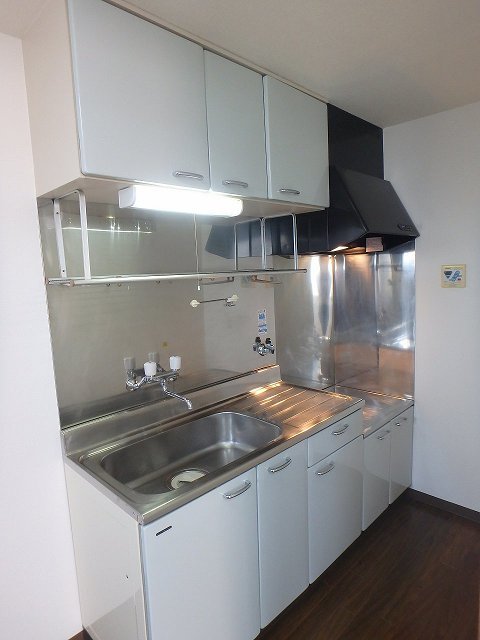 反転した間取りの室内写真です