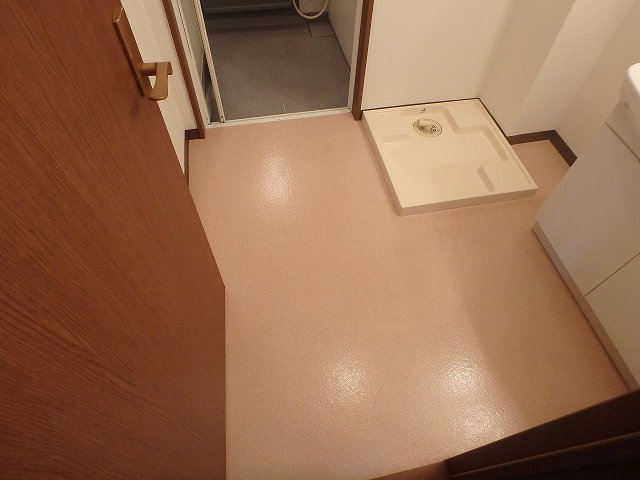 反転した間取りの室内写真です