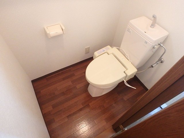 反転した間取りの室内写真です