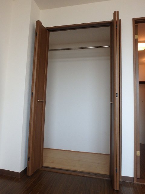 反転した間取りの室内写真です