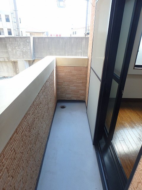 反転した間取りの室内写真です