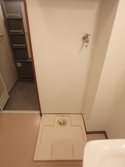 反転した間取りの室内写真です