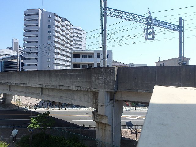 反転した間取りの室内写真です