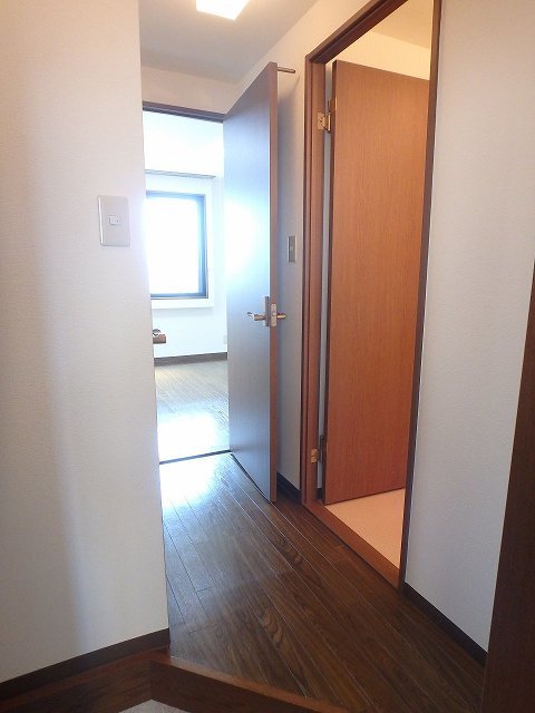 反転した間取りの室内写真です