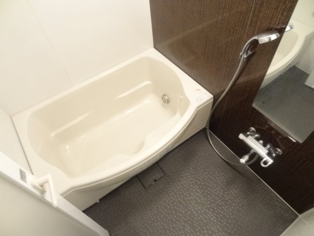 ゆったりサイズの浴室