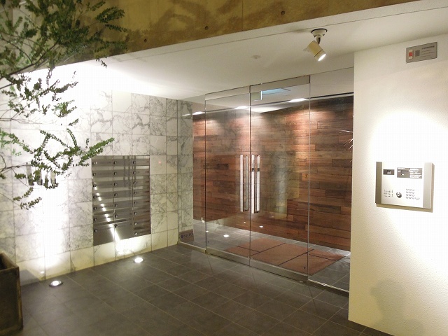 夜でも友達を呼びたいエントランス。