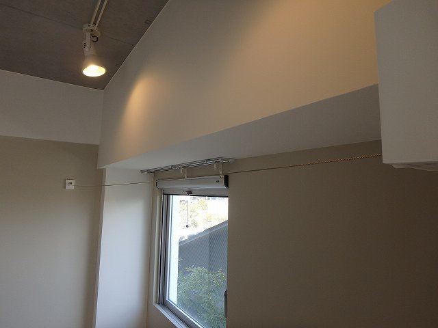 木漏れ日とダウンライト。贅沢な設備です。