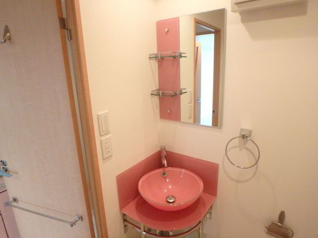 独立洗面台もピンクです