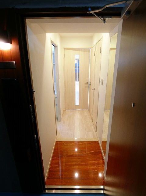 偶数階ホワイト基調奇数階ブラウン基調