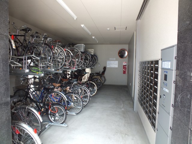 自転車置き場はエントランス横