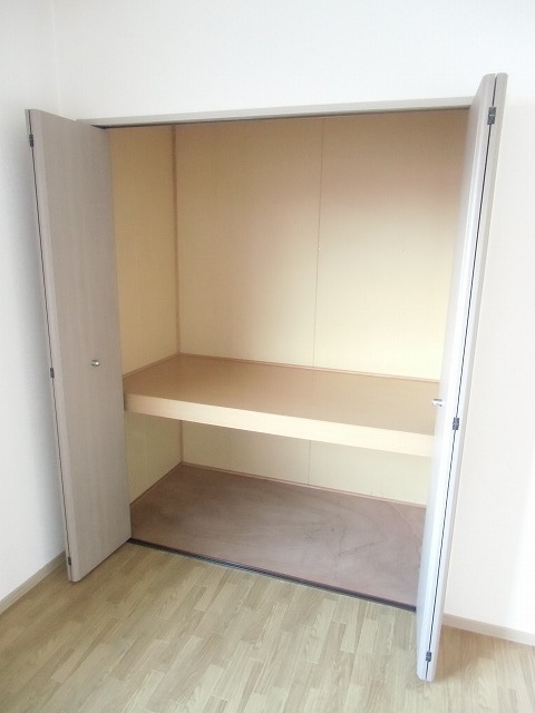 洋室の収納もたっぷり